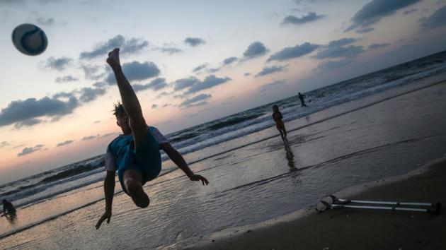Palestinian amputee Mohammed Eliwa, 17, who lost his leg during clashes on the border with Israel, plays football on the beach in Gaza City. (Mahmud Hams / AFP) Palestinian amputee Mohammed Eliwa, 17, who lost his leg during clashes on the border with Israel, plays football on the beach in Gaza City. (Mahmud Hams / AFP)