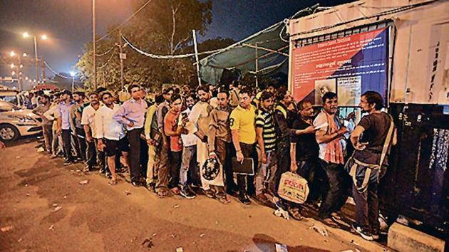 People queue to get RFID Cards at Ghazipur toll booth in New Delhi. (Biplov Bhuyan/ Hindustan Times) People queue to get RFID Cards at Ghazipur toll booth in New Delhi. (Biplov Bhuyan/ Hindustan Times)