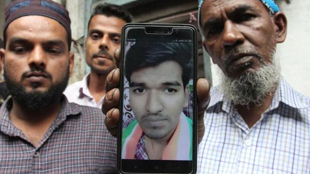 Mohammad Habib Shaikh, father of Aaqib Shaikh, holds his deceased son’s photo in a cellphone.(Praful Gangurde/ HT Photo)