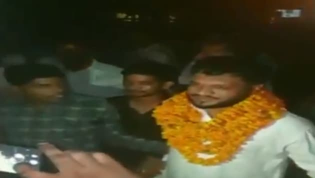 Bulandshahr violence accused was given a hero’s welcome on his release from jail on Saturday.(ANI Twitter (Screengrab))