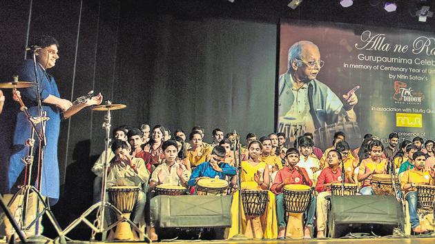 A total of 100 djembe students got together at Sakal Lalit Kalaghar to mark the centenary year of tabla maestro Ustad Alla Rakha. They performed an Indian classical style rhythm created by Taufiq Qureshi. (HT/PHOTO) A total of 100 djembe students got together at Sakal Lalit Kalaghar to mark the centenary year of tabla maestro Ustad Alla Rakha. They performed an Indian classical style rhythm created by Taufiq Qureshi. (HT/PHOTO)