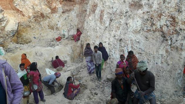 Children engaged in mica scrap collection in Giridih.(HT Photo)