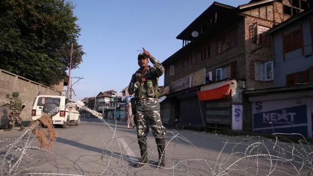 An Indian security personnel stands guard on a deserted road during restrictions after scrapping of the special constitutional status for Kashmir by the Indian government, in Srinagar, August 23, 2019. REUTERS/Danish Ismail/File Photo(REUTERS)