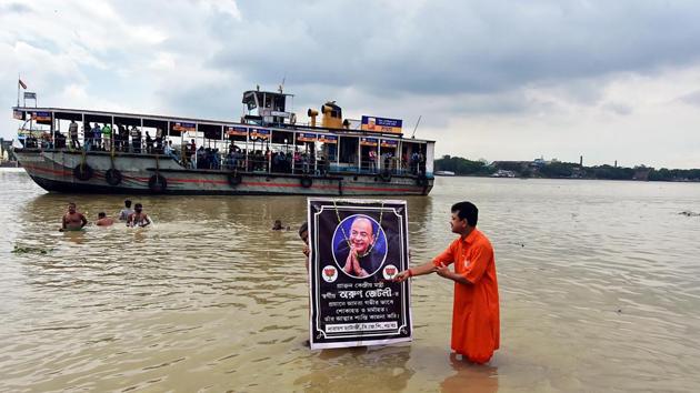A BJP activist pays homage to former Finance Minister Arun Jaitley on his demise at the age of 66, at Ganga river in Kolkata on Saturday.(ANI Photo)