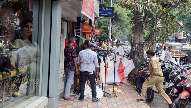 PCB staff act against illegal encroachments on footpath at MG road, Camp, on Saturday. (Shankar Narayan/HT PHOTO) PCB staff act against illegal encroachments on footpath at MG road, Camp, on Saturday. (Shankar Narayan/HT PHOTO)