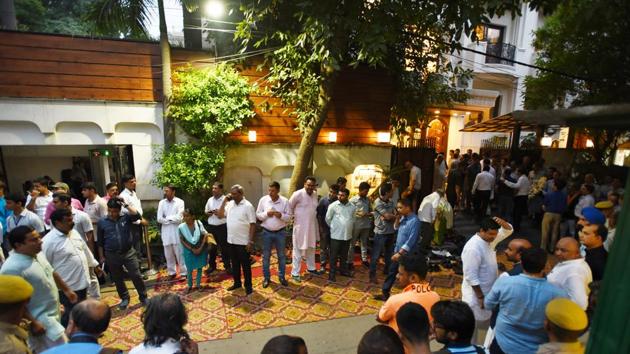 People standing outside to pay tribute to former Minister of Finance, Late Arun Jaitley at his residence in Kailash Colony in New Delhi.(Sanchit Khanna/HT PHOTO) People standing outside to pay tribute to former Minister of Finance, Late Arun Jaitley at his residence in Kailash Colony in New Delhi.(Sanchit Khanna/HT PHOTO)