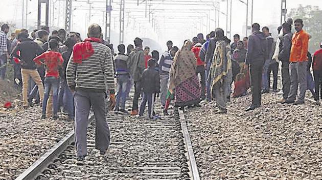 The GRP and the local police enquired about the identity of the woman from the locals who had gathered at the spot but none of them could identify the deceased woman or her children.(HT PHOTO.) The GRP and the local police enquired about the identity of the woman from the locals who had gathered at the spot but none of them could identify the deceased woman or her children.(HT PHOTO.)