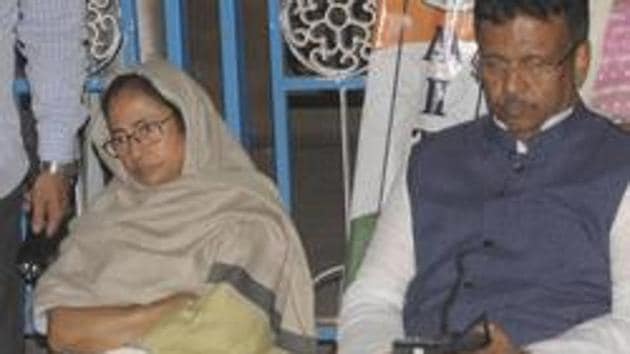 Mamata Banerjee sitting on dharna with Mayor Firhad Hakim.(HT file photo)