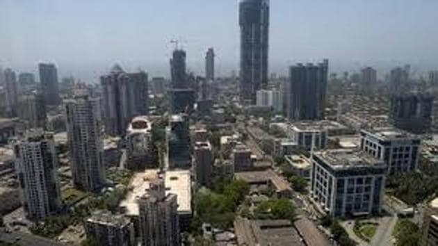 According to data from the Maharashtra Pollution Control Board (MPCB), CO concentration in Mumbai was 7% above safe standards in 2015-16, which increased to 10% in 2016-17 and 25% in 2017-18. A significant rise was witnessed in 2018-19, when the concentration was 50% above safe limits. (HT File Photos/For Representative Purposes Only) According to data from the Maharashtra Pollution Control Board (MPCB), CO concentration in Mumbai was 7% above safe standards in 2015-16, which increased to 10% in 2016-17 and 25% in 2017-18. A significant rise was witnessed in 2018-19, when the concentration was 50% above safe limits. (HT File Photos/For Representative Purposes Only)
