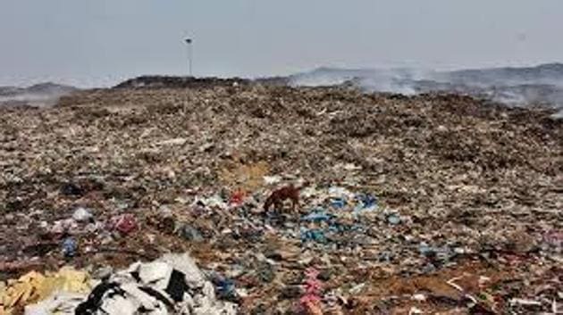 Increasing the height of Deonar’s garbage mounds will, however, lead to challenges such as stabilizing the slope and preventing fire while the garbage is being moved around. The garbage releases trapped methane, a leading cause of fires, and leachate into the adjoining creek.(HT FILE)