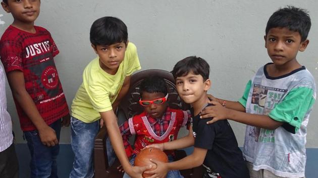 Aditya Kumar Singh, Shivam Kumar Singh, Shubham Kumar Prasad and Anant Kumar Prasad with 5-year-old Khenka Murmu, visually impaired by both eyes in Jamshedpur on Saturday August 25,2019-(Photo by Manoj Kumar/Hindustan Times)