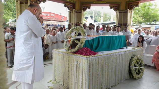 Home Minister Amit Shah pays his last respects to the mortal remains of former finance minister Arun Jaitley.(PTI Photo)
