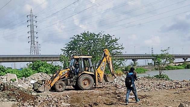 An excavator was spotted dumping debris illegally at Wadala on August 20. (HT Photo) An excavator was spotted dumping debris illegally at Wadala on August 20. (HT Photo)