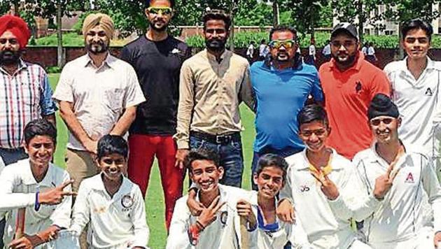 Cricket players with their coaches. (HT) Cricket players with their coaches. (HT)