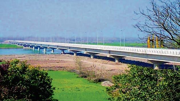The bridge was constructed at a cost of ₹110 crore; and (right) the contractor has fastened bolts into the blocks of the retaining walls to contain the damage. (HT Photo) The bridge was constructed at a cost of ₹110 crore; and (right) the contractor has fastened bolts into the blocks of the retaining walls to contain the damage. (HT Photo)
