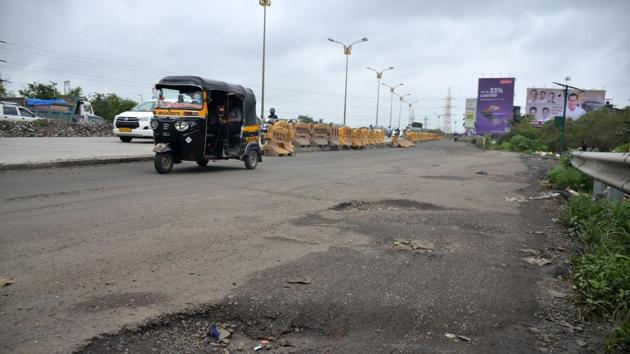 This monsoon, the BMC has received 2,648 complaints relating to potholes from June 10 to August 7, according to the BMC.(Photo by Bachchan Kumar/ Hindustan Times)