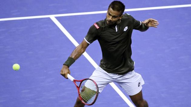 Sumit Nagal rushes the net as he returns to Roger Federer.(AP)