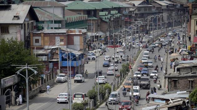 Vehicular movement on a Srinagar road after restrictions were eased on Monday.(ANI)