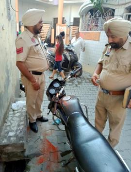 Police at the crime scene in the B-Tank area of Patiala on Wednesday (HT Photo) Police at the crime scene in the B-Tank area of Patiala on Wednesday (HT Photo)