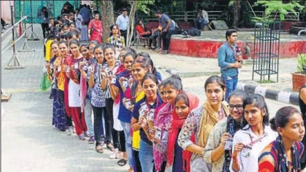 Students queue up to cast their votes for the students’ union polls at Maharani College in Jaipur on Tuesday.(HT)