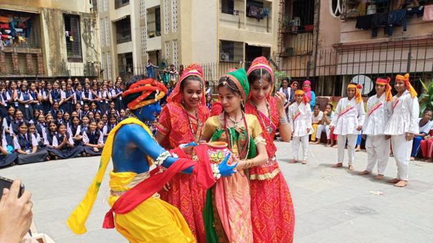 Students of Holy Angels English High School, Bhayandar, at the event. (HT)