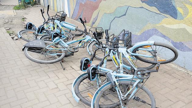 Bicycles under the public sharing scheme lie strewn on the footpath on Balewadi High Street on Monday.(Milind Saurkar/HT Photo)