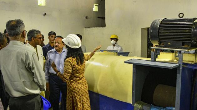 Union Health Minister Harsh Vardhan and Uttarakhand Chief Minister Trivendra Singh Rawat visit a plastic recycling plant at Indian Institute of Petroleum (IIP) in Dehradun on Tuesday. The plant processes plastic waste into fuel.(PTI photo)