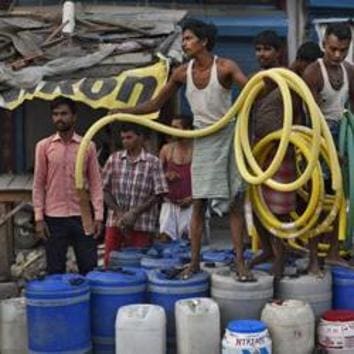 People wait for their turn to fill empty containers, June 12, 2019(Burhaan Kinu/HT PHOTO)