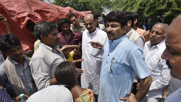 Member of Parliament Manoj Tiwari talks to flood-affected victims, near Kashmere Gate ISBT, in New Delhi.(Raj K Raj/HT FILE PHOTO)