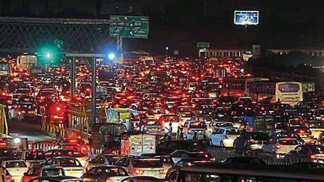 A breakdown of a truck on the service lane of the Delhi-Gurgaon Expressway, just before the cut to the Dwarka link road, resulted in 7.5 kilometer congestion till IFFCO chowk and Cyber city. (Photo by Parveen Kumar/Hindustan Times) A breakdown of a truck on the service lane of the Delhi-Gurgaon Expressway, just before the cut to the Dwarka link road, resulted in 7.5 kilometer congestion till IFFCO chowk and Cyber city. (Photo by Parveen Kumar/Hindustan Times)