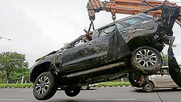 Three persons were killed and six injured after a speeding Ford Endeavour SUV lost balance and fell off Yamuna Expressway near Zero Point, in Greater Noida, on Sunday, August 18, 2019. (HT Photo) Three persons were killed and six injured after a speeding Ford Endeavour SUV lost balance and fell off Yamuna Expressway near Zero Point, in Greater Noida, on Sunday, August 18, 2019. (HT Photo)