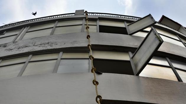 Now, nearly 60 buildings — home to over 400 families — in different neighbourhoods of Jamia Nagar have got thick jute ropes tied to their balconies so that they can climb down to safety in case of fire. The Jamia Nagar police station receives an average of two fire calls from these residential buildings every day. (Biplov Bhuyan / HT Photo) Now, nearly 60 buildings — home to over 400 families — in different neighbourhoods of Jamia Nagar have got thick jute ropes tied to their balconies so that they can climb down to safety in case of fire. The Jamia Nagar police station receives an average of two fire calls from these residential buildings every day. (Biplov Bhuyan / HT Photo)