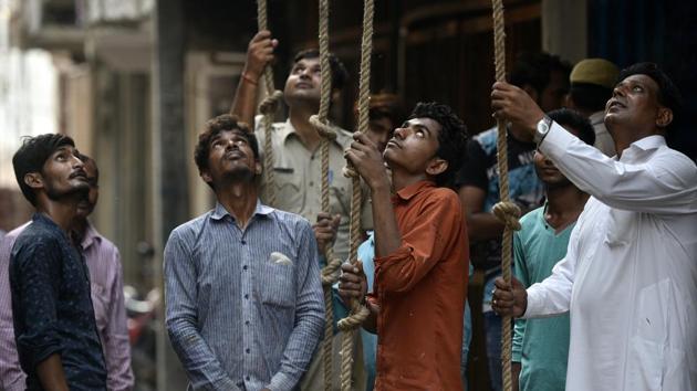 After the deaths in Zakir Nagar on August 6, the local Resident Welfare Associations (RWAs) met with the Jamia Nagar station house officer (SHO) Upender Singh to come up with the idea of ropes. Over the next two weeks, residents in neighbourhoods such as Jamia Nagar, Batla House, Zakir Nagar and Joga Bai Extension got the ropes installed in their balconies. (Biplov Bhuyan / HT Photo) After the deaths in Zakir Nagar on August 6, the local Resident Welfare Associations (RWAs) met with the Jamia Nagar station house officer (SHO) Upender Singh to come up with the idea of ropes. Over the next two weeks, residents in neighbourhoods such as Jamia Nagar, Batla House, Zakir Nagar and Joga Bai Extension got the ropes installed in their balconies. (Biplov Bhuyan / HT Photo)