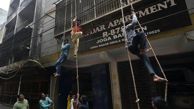 Afraid that their lives could be hanging by a thread were another fire to break out in their locality, residents of south Delhi’s Jamia Nagar have decided to resort to emergency solutions —including a network of ropes that will allow them to climb down balconies, and sacks of sand in the stilt parking areas, in a novel “community policing” initiative. (Biplov Bhuyan / HT Photo) Afraid that their lives could be hanging by a thread were another fire to break out in their locality, residents of south Delhi’s Jamia Nagar have decided to resort to emergency solutions —including a network of ropes that will allow them to climb down balconies, and sacks of sand in the stilt parking areas, in a novel “community policing” initiative. (Biplov Bhuyan / HT Photo)