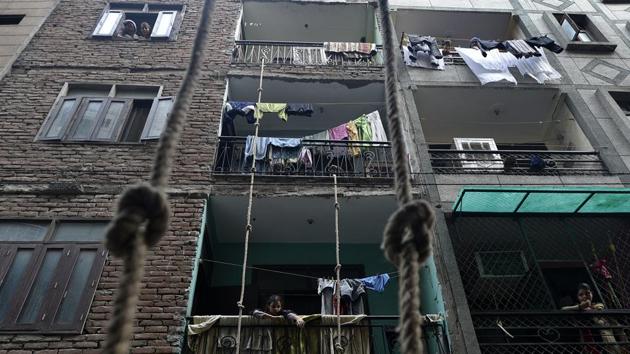 Vipin Kental, director of Delhi Fire Services (DFS), said that apart from the threat of people letting go of ropes, there was also the concerns of the ropes burning if exposed to heat during a blaze. “This may not be a very safe solution, but an emergency is an emergency and can help save lives,” said Kental. (Biplov Bhuyan / HT Photo) Vipin Kental, director of Delhi Fire Services (DFS), said that apart from the threat of people letting go of ropes, there was also the concerns of the ropes burning if exposed to heat during a blaze. “This may not be a very safe solution, but an emergency is an emergency and can help save lives,” said Kental. (Biplov Bhuyan / HT Photo)