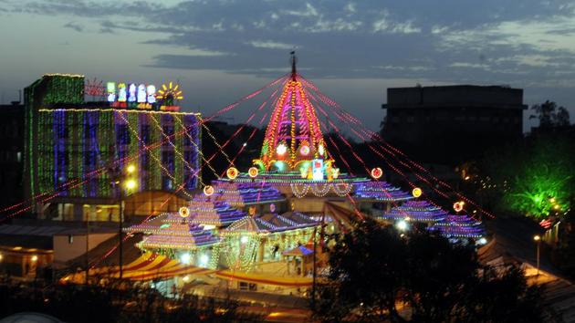 According to Gujarat Diamond Workers Union, more than 10 artisans committed suicide after they lost their jobs in 2018.(Hindustan Times) According to Gujarat Diamond Workers Union, more than 10 artisans committed suicide after they lost their jobs in 2018.(Hindustan Times)