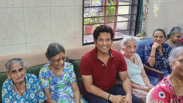 Sachin Tendulkar interacts with elderly residents.(PTI)