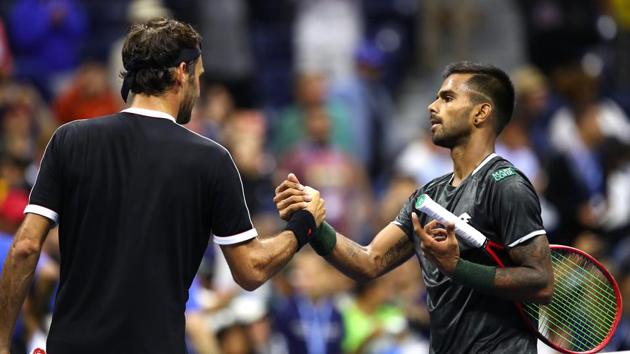 Roger Federer shakes hands with Sumit Nagal after their Men's Singles first round match at the 2019 US Open.(Getty Images)