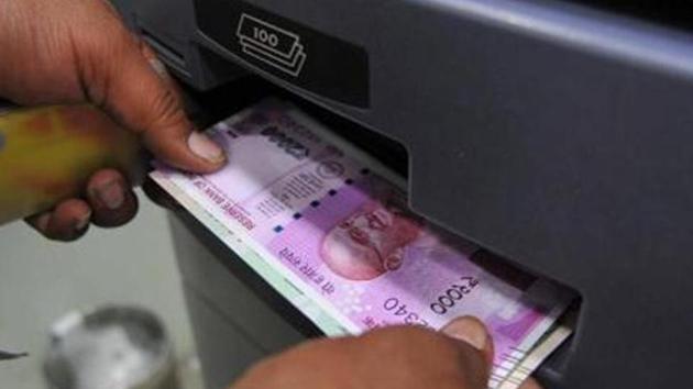 CBDT said it had issued the clarification after it receiving “queries” from “the general public through social media on the applicability of this section on withdrawal of cash from 01.04.2019 to 31.08.2019”.(Shankar Mourya/HT Photo)