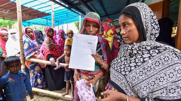 People stand in line to register for NRC.(HT FILE)