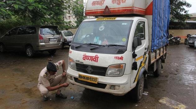 In two separate accidents, a tempo driver died and a couple sustained minor injuries on Thane-Nashik road. (HT photo/ representative image) In two separate accidents, a tempo driver died and a couple sustained minor injuries on Thane-Nashik road. (HT photo/ representative image)