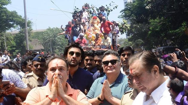 A throwback picture of Rajeev Kapoor, Ranbir Kapoor and Rishi Kapoor from their Ganpati celebrations.(Instagram)