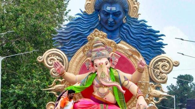 Devotees carry an idol of Ganesha to the pandals ahead of the upcoming Ganesh Chaturthi in Mumbai.(PTI)