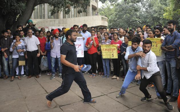 Street plays organised at the Student Centre and hostels were a hit during the elections last year. Student leaders say these venues help them grab maximum eyeballs.(HT PHOTO)