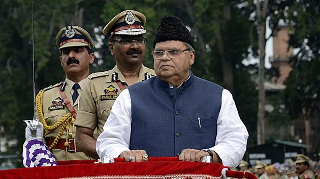 Jammu and Kashmir Governor Satya Pal Malik inspects the guard of honor during the 73rd Independence Day celebration in Srinagar .(ANI file photo)