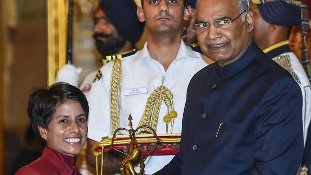President Ram Nath Kovind presents Arjuna Award 2019 to Women cricket Player Poonam Yadav.(PTI) President Ram Nath Kovind presents Arjuna Award 2019 to Women cricket Player Poonam Yadav.(PTI)