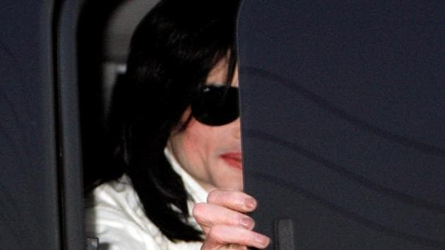 Michael Jackson opens a car window to greet fans as he arrives at the venue for the Premium VIP Party with Michael Jackson in Tokyo March 8, 2007.(REUTERS)