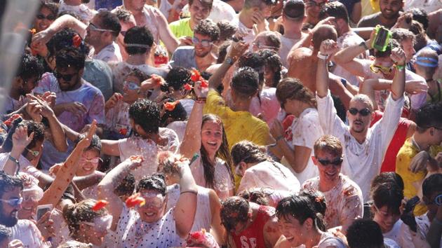Revellers throw tomatoes at each other, during the annual "Tomatina", tomato fight fiesta in the village of Bunol near Valencia, Spain, Wednesday, Aug. 28, 2019. (AP Photo/Alberto Saiz)(AP)