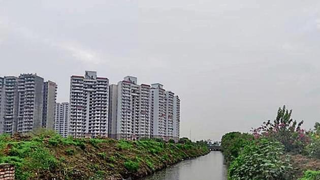 The Ramprashtha City RWA has demanded that the drain passing through the society must be covered. (HT Photo/ Sourced) The Ramprashtha City RWA has demanded that the drain passing through the society must be covered. (HT Photo/ Sourced)