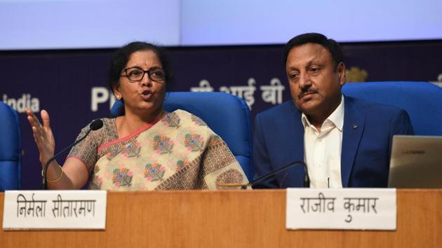 Union Finance and Corporate Affairs Minister Nirmala Sitharaman (L) and Finance Secretary Rajiv Kumar address a press conference to announce the mega merger of 10 state-run banks into 4 banks, at National Media Centre, in New Delhi. (Sonu Mehta / HT Photo) 